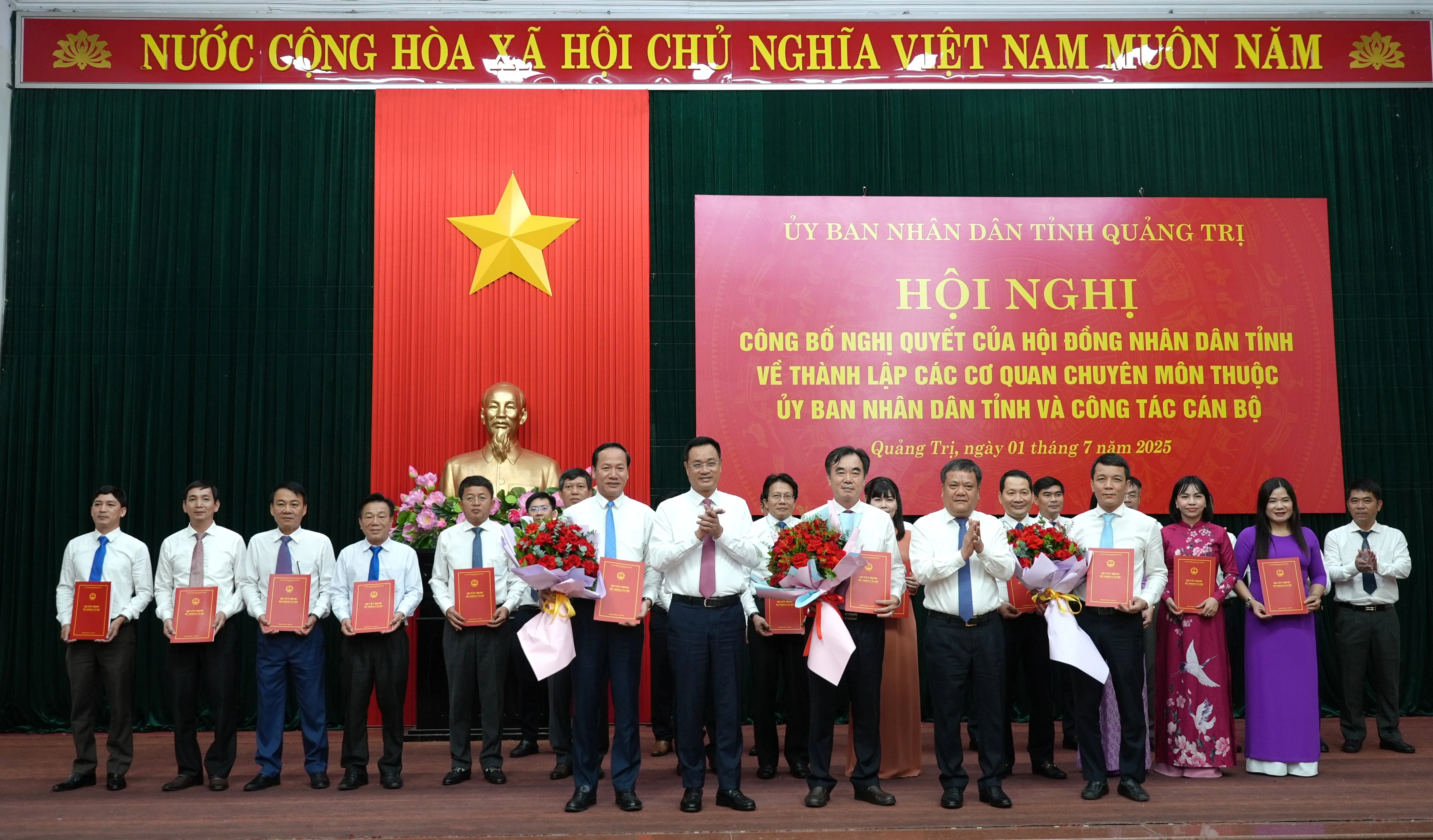 Công bố nghị quyết của HĐND tỉnh về thành lập các cơ quan chuyên môn thuộc UBND tỉnh và công tác cán bộ