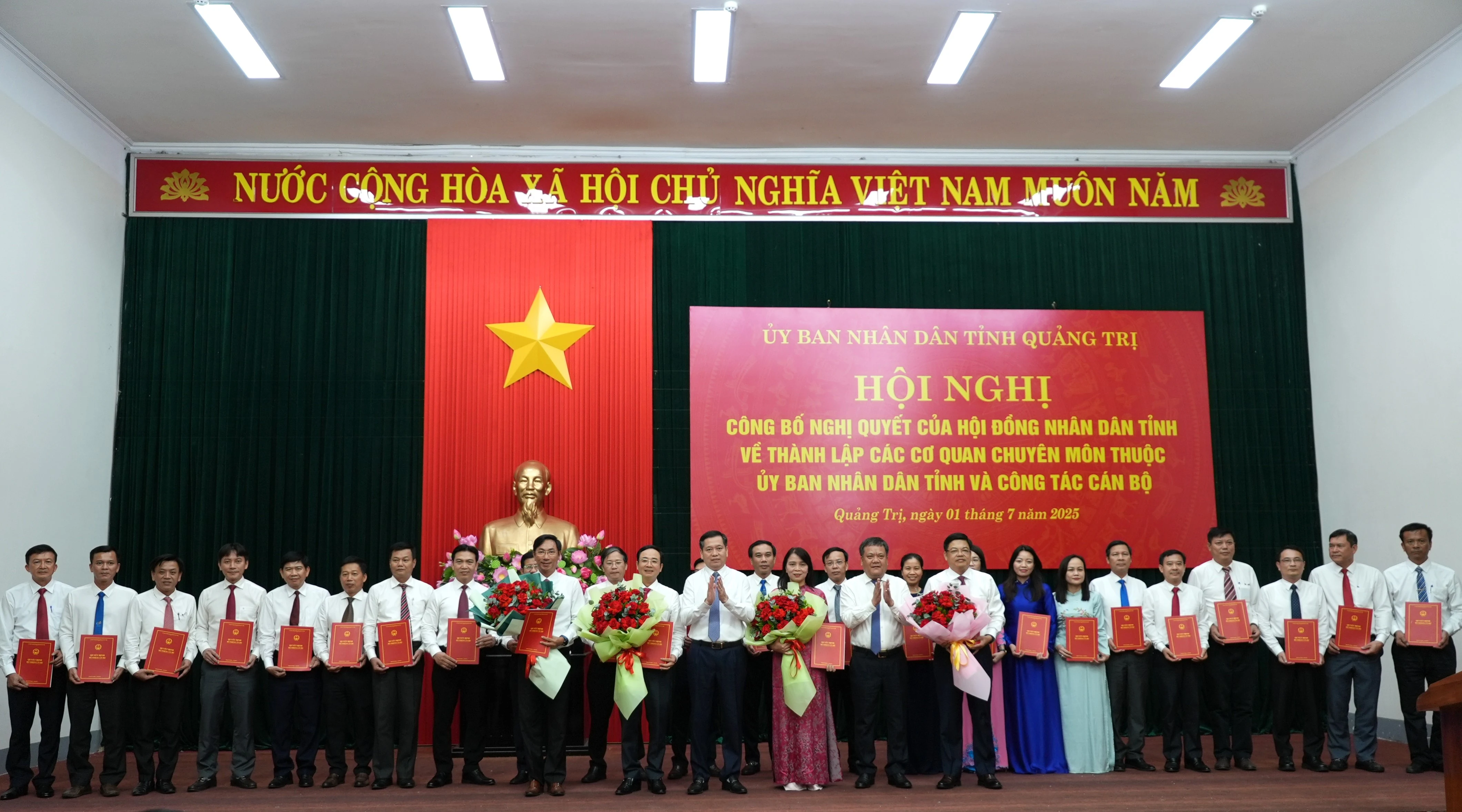 Công bố nghị quyết của HĐND tỉnh về thành lập các cơ quan chuyên môn thuộc UBND tỉnh và công tác cán bộ