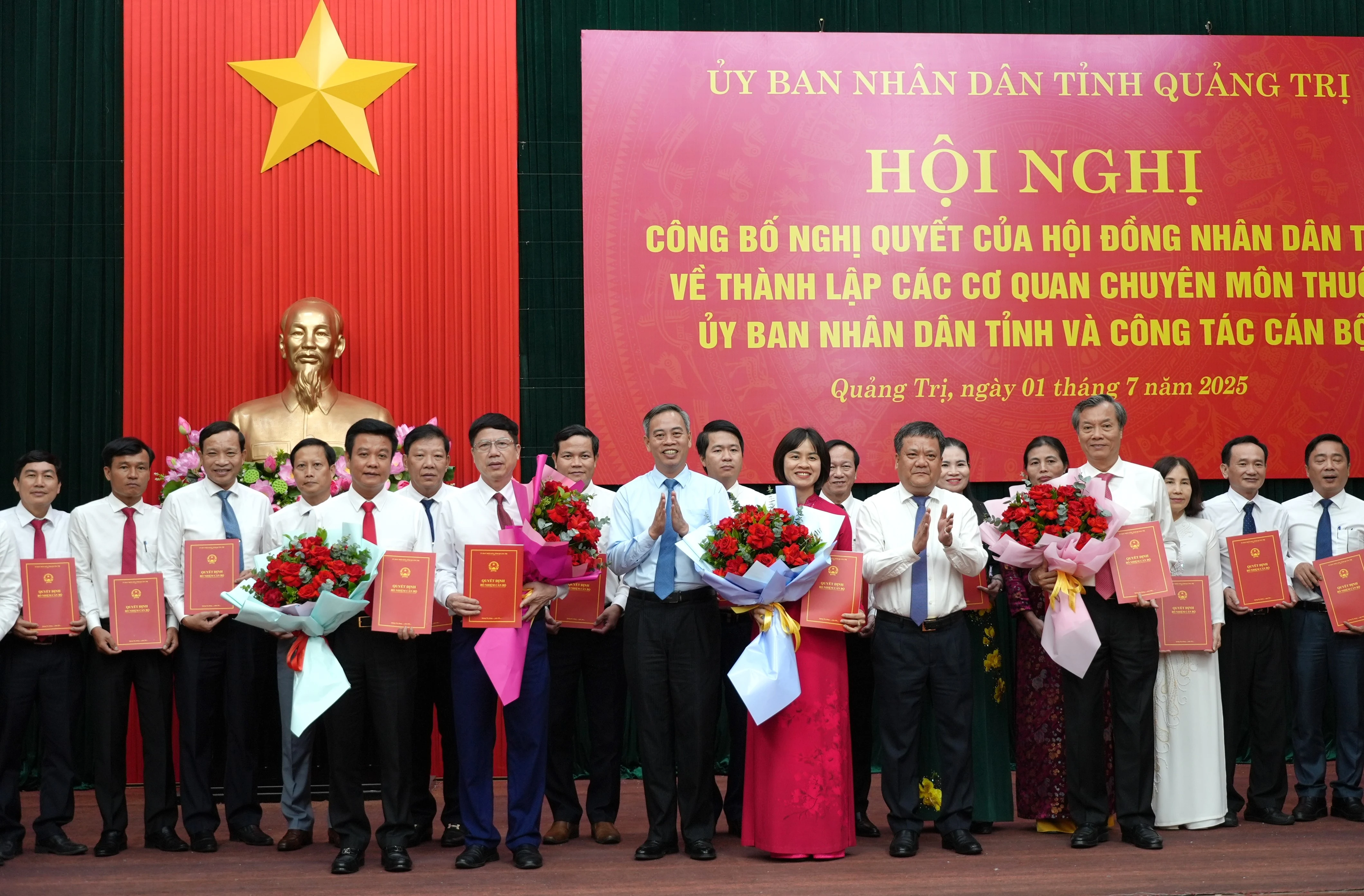 Công bố nghị quyết của HĐND tỉnh về thành lập các cơ quan chuyên môn thuộc UBND tỉnh và công tác cán bộ