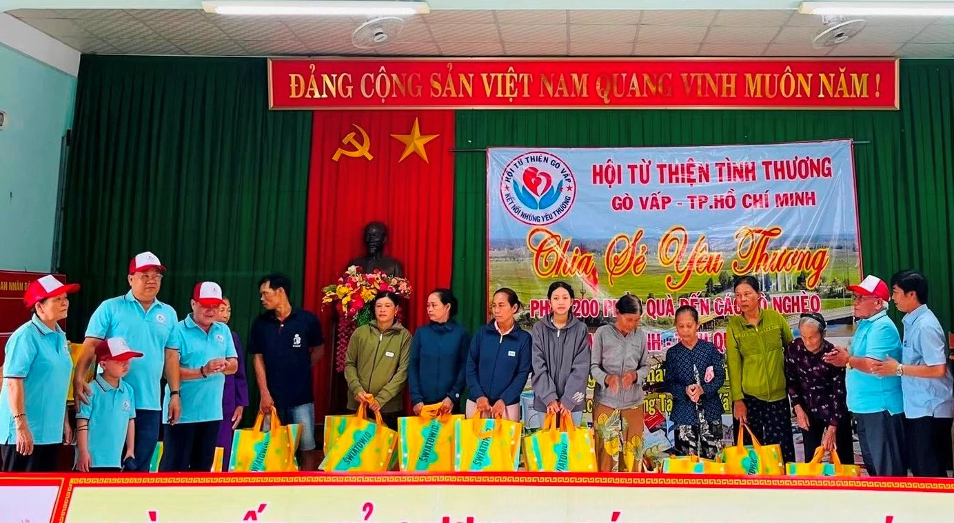 Trao tặng 200 suất quà cho hộ nghèo, cận nghèo xã Vĩnh Định