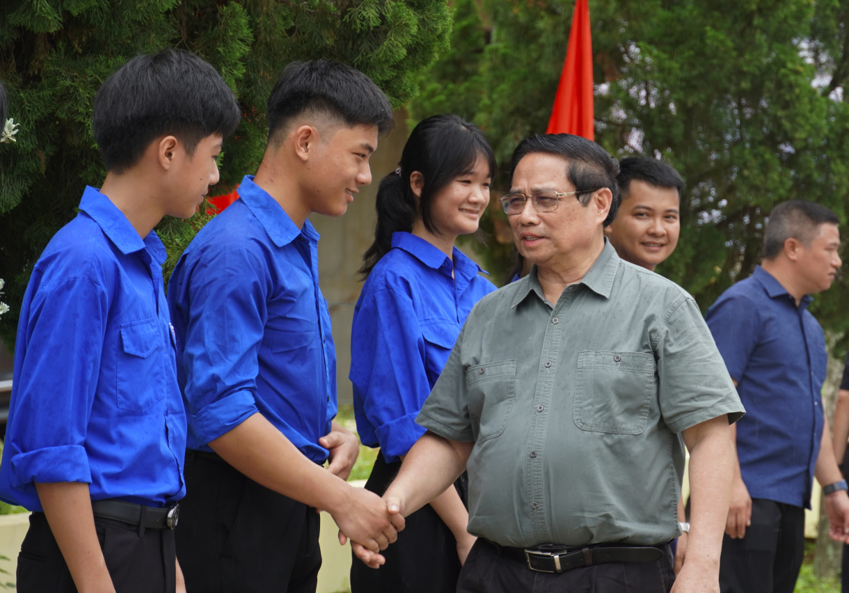 Người dân Quảng Trị nồng nhiệt chào đón Thủ tướng Chính phủ Phạm Minh Chính