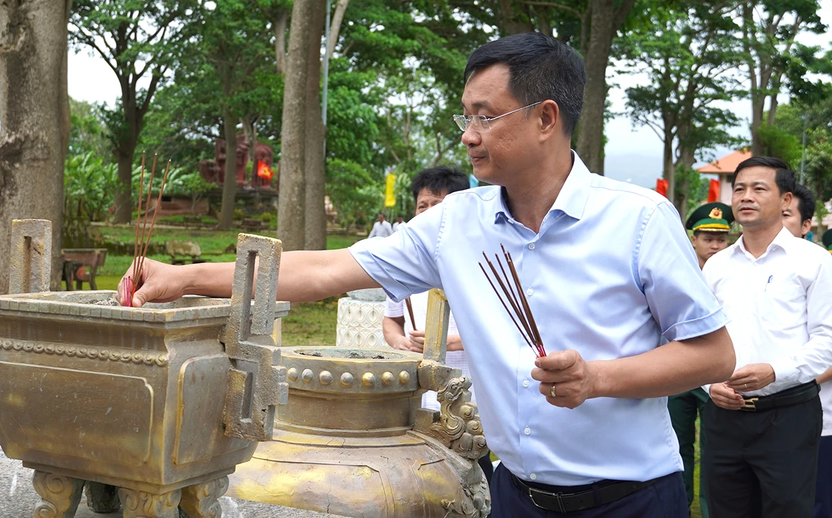 Bí thư Tỉnh ủy Lê Ngọc Quang thăm và tặng quà gia đình chính sách