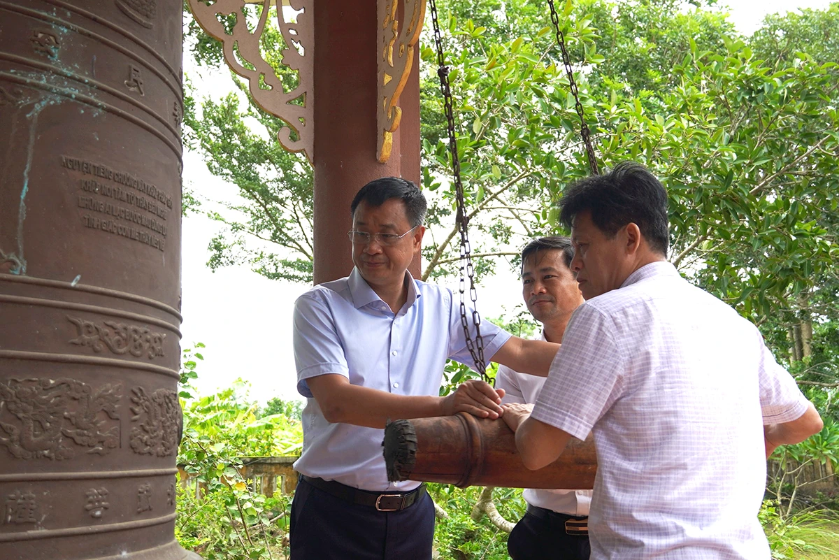 Bí thư Tỉnh ủy Lê Ngọc Quang thăm và tặng quà gia đình chính sách