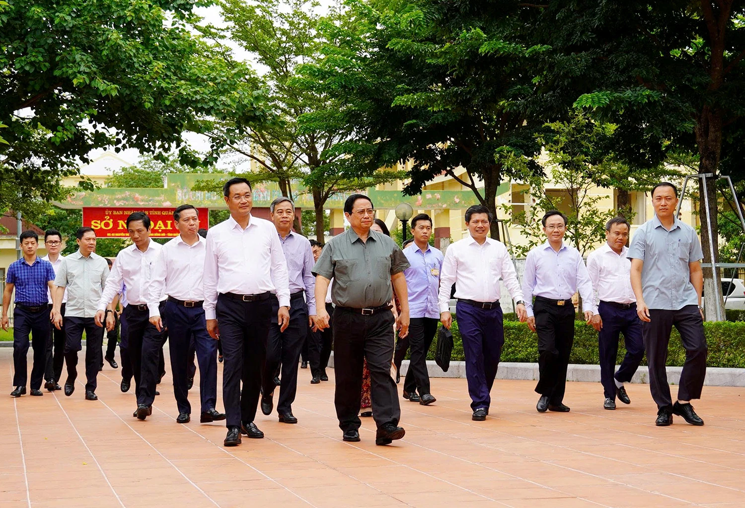 Thủ tướng Chính phủ Phạm Minh Chính dâng hương tại Đền thờ Bác Hồ và các Anh hùng liệt sĩ