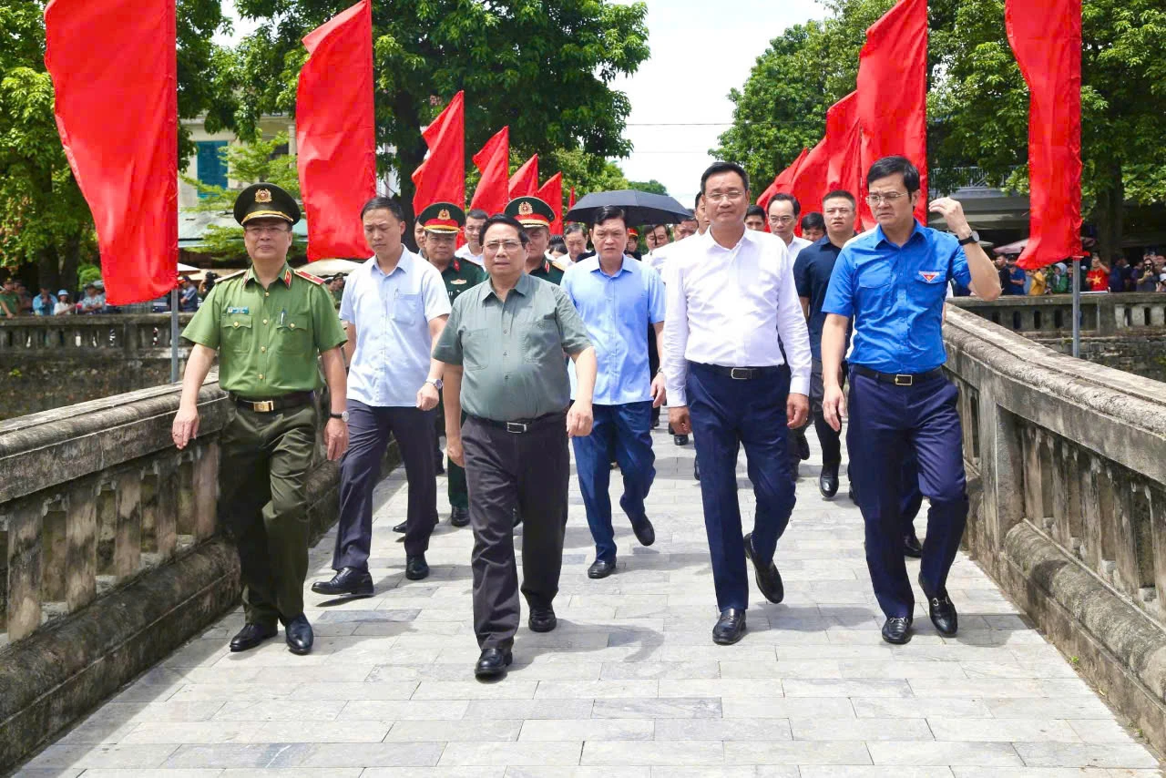 Thủ tướng Chính phủ tri ân các anh hùng liệt sĩ và dâng hương tại Khu lưu niệm Tổng Bí thư Lê Duẩn