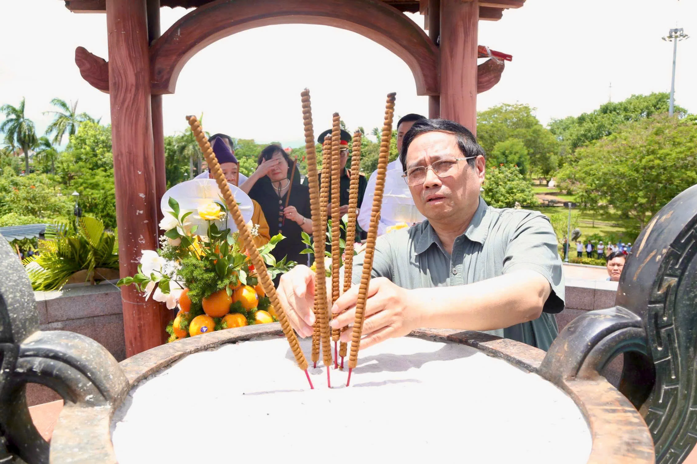 Thủ tướng Chính phủ tri ân các anh hùng liệt sĩ và dâng hương tại Khu lưu niệm Tổng Bí thư Lê Duẩn