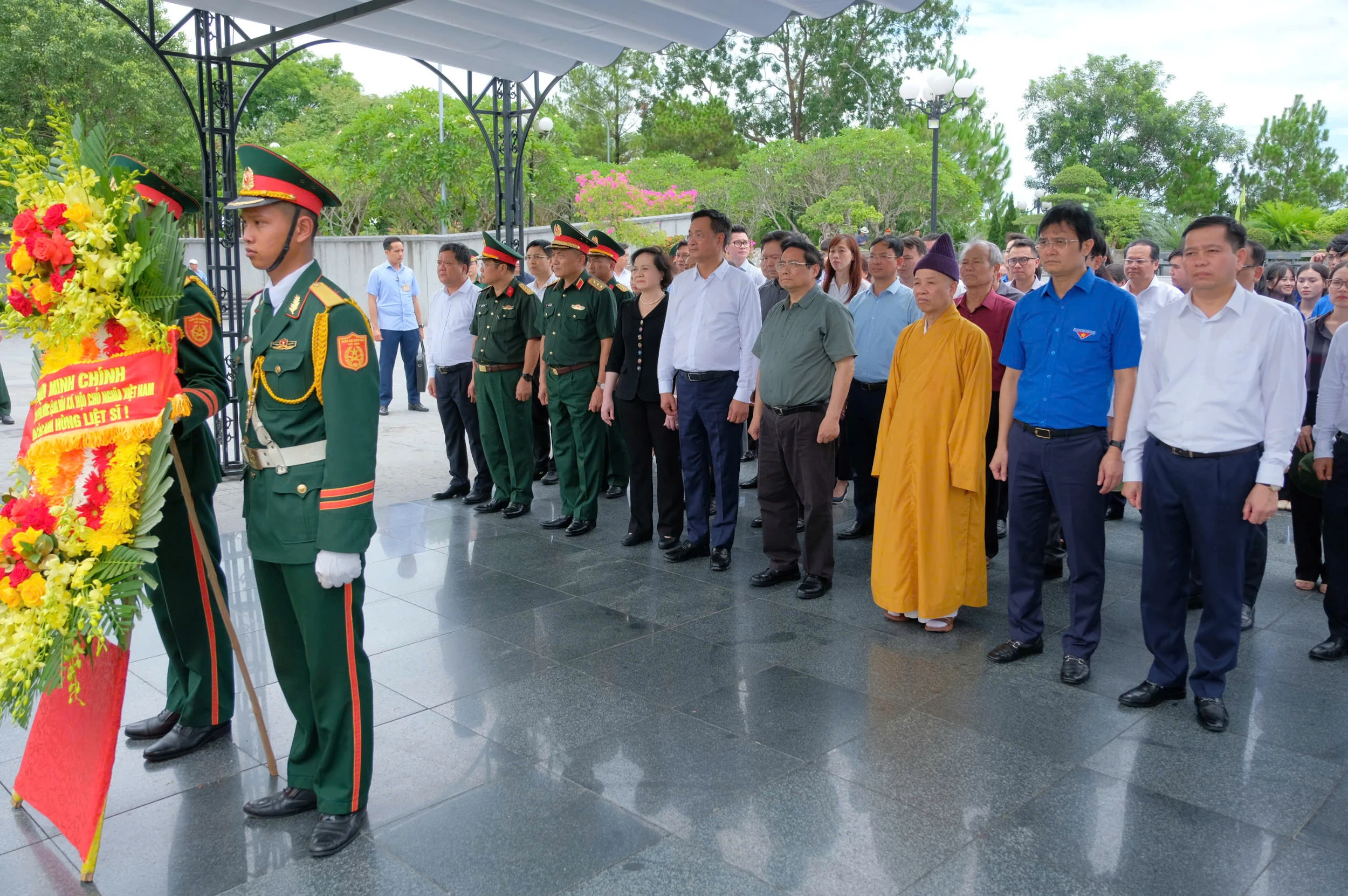 Thủ tướng Chính phủ tri ân các anh hùng liệt sĩ và dâng hương tại Khu lưu niệm Tổng Bí thư Lê Duẩn