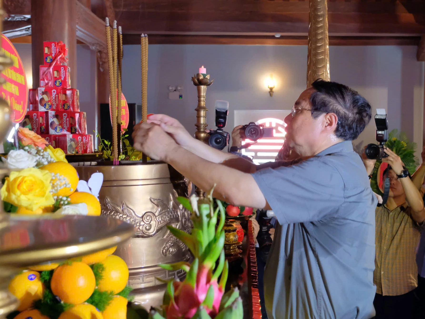 Thủ tướng Chính phủ tri ân các anh hùng liệt sĩ và dâng hương tại Khu lưu niệm Tổng Bí thư Lê Duẩn