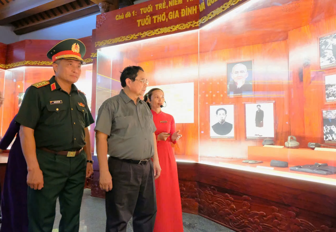 Thủ tướng Chính phủ tri ân các anh hùng liệt sĩ và dâng hương tại Khu lưu niệm Tổng Bí thư Lê Duẩn