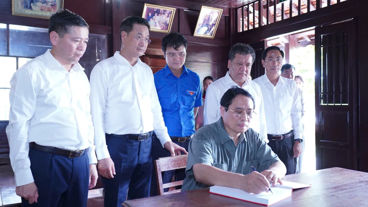 Thủ tướng Chính phủ tri ân các anh hùng liệt sĩ và dâng hương tại Khu lưu niệm Tổng Bí thư Lê Duẩn
