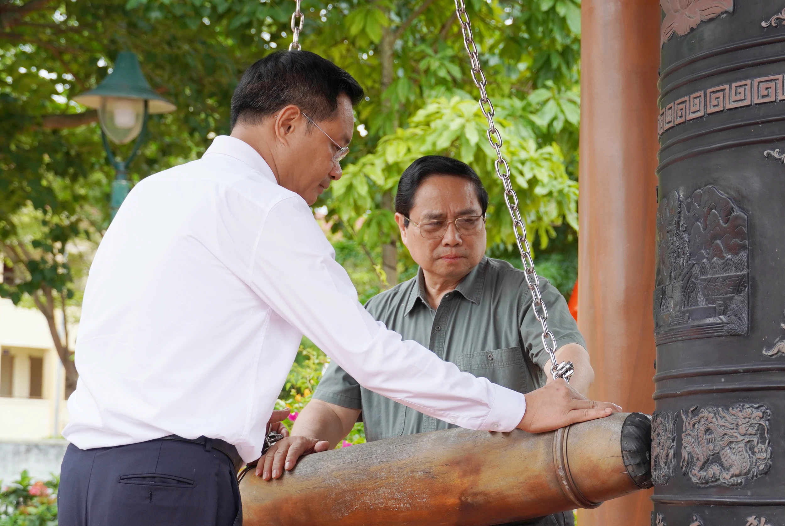 Thủ tướng Chính phủ Phạm Minh Chính dâng hương tại Đền thờ Bác Hồ và các Anh hùng liệt sĩ