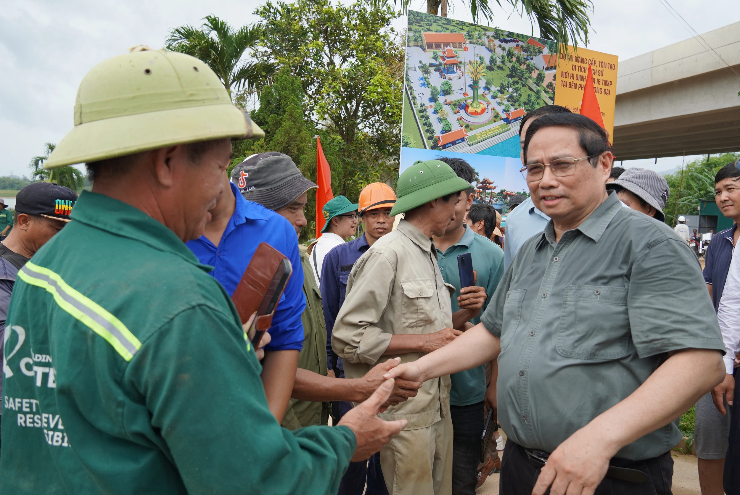 Người dân Quảng Trị nồng nhiệt chào đón Thủ tướng Chính phủ Phạm Minh Chính