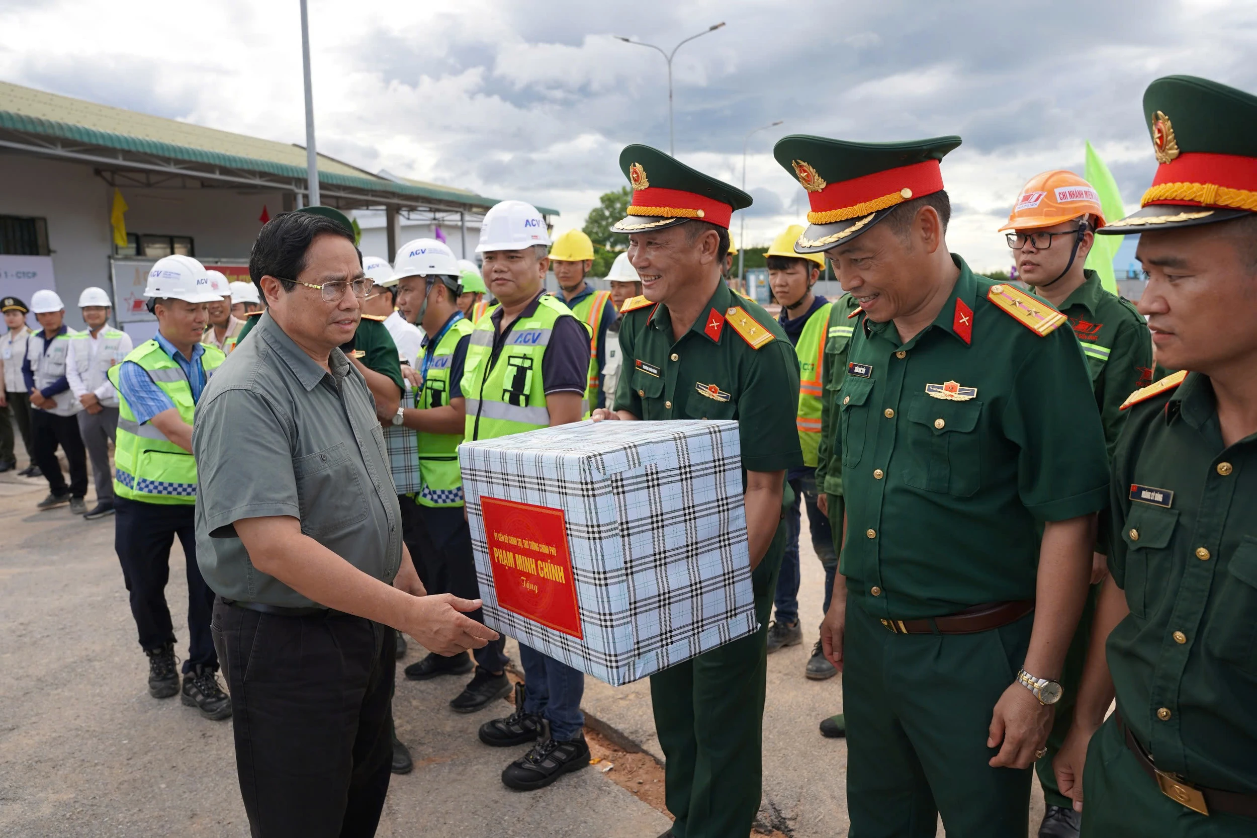 Người dân Quảng Trị nồng nhiệt chào đón Thủ tướng Chính phủ Phạm Minh Chính