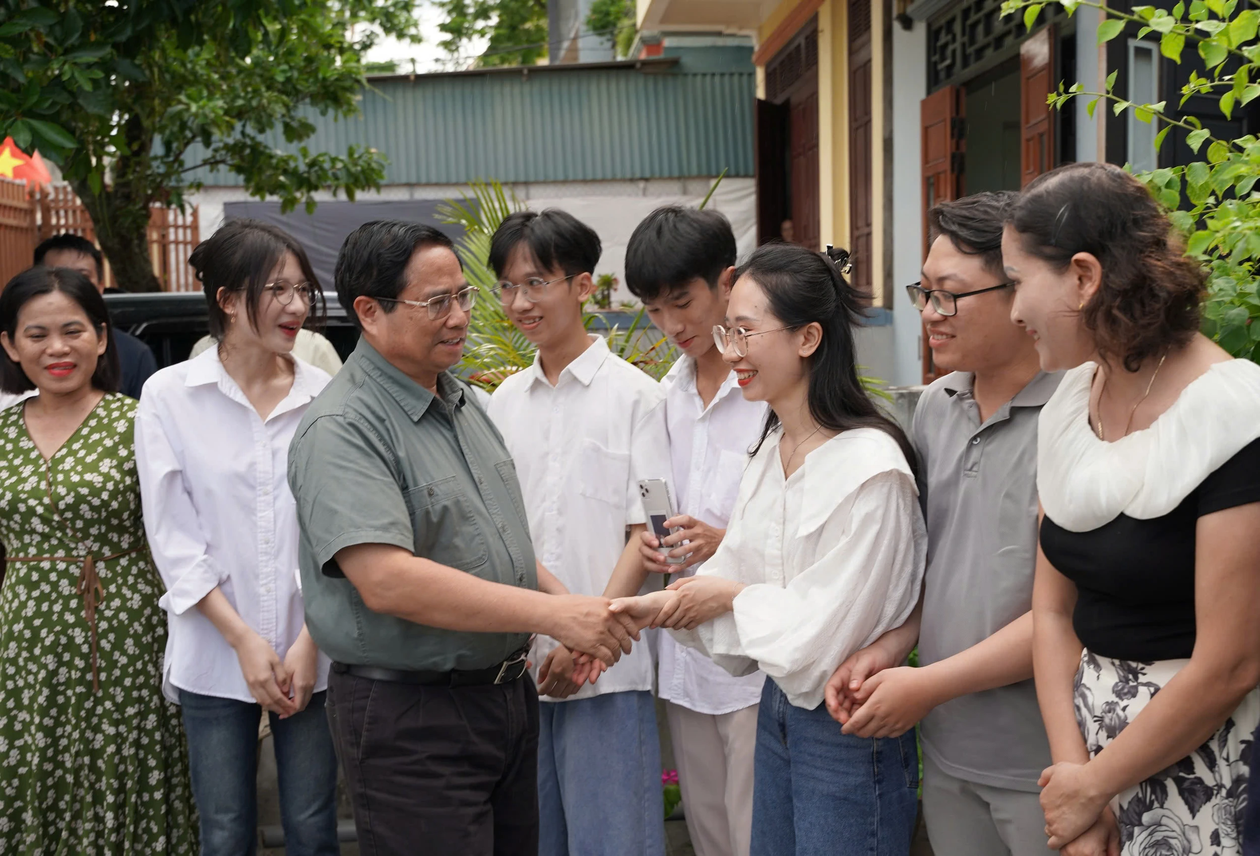 Người dân Quảng Trị nồng nhiệt chào đón Thủ tướng Chính phủ Phạm Minh Chính