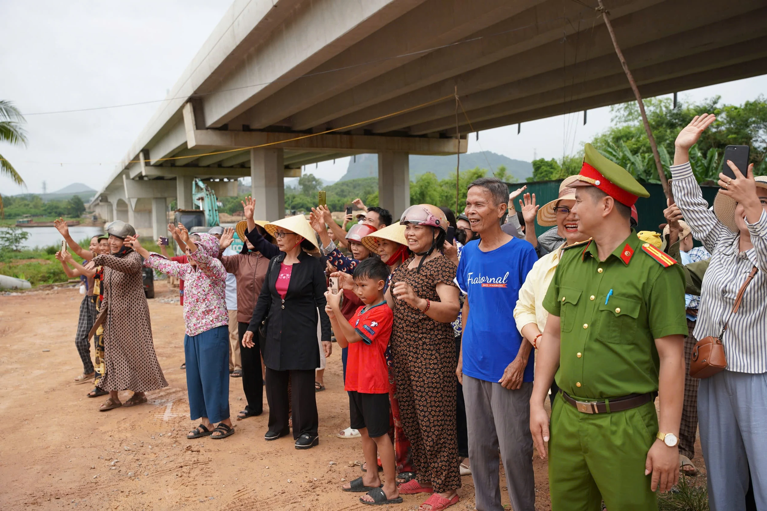 Người dân Quảng Trị nồng nhiệt chào đón Thủ tướng Chính phủ Phạm Minh Chính