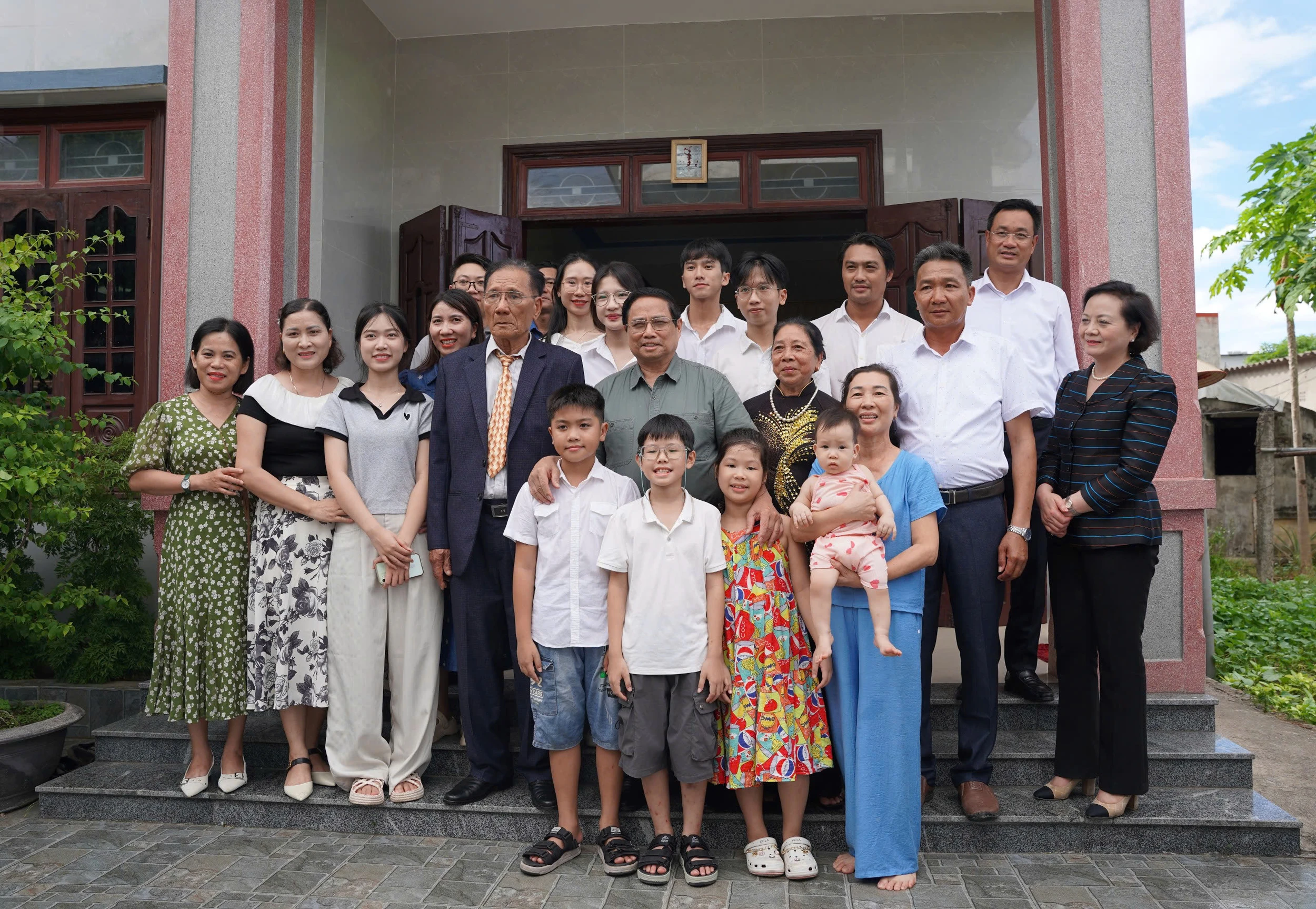 Người dân Quảng Trị nồng nhiệt chào đón Thủ tướng Chính phủ Phạm Minh Chính