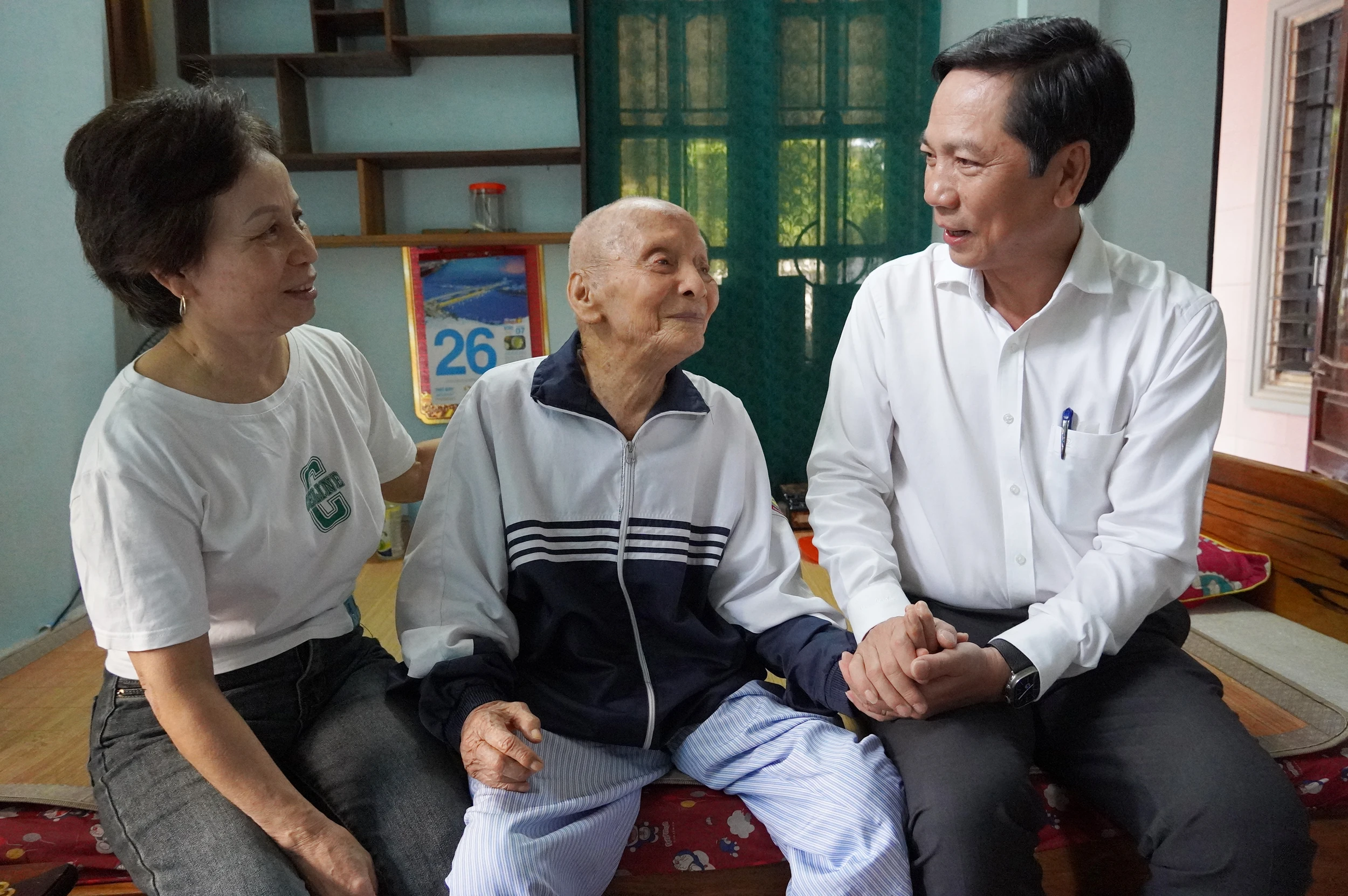 Phó Chủ tịch Thường trực UBND tỉnh thăm, tặng quà gia đình chính sách