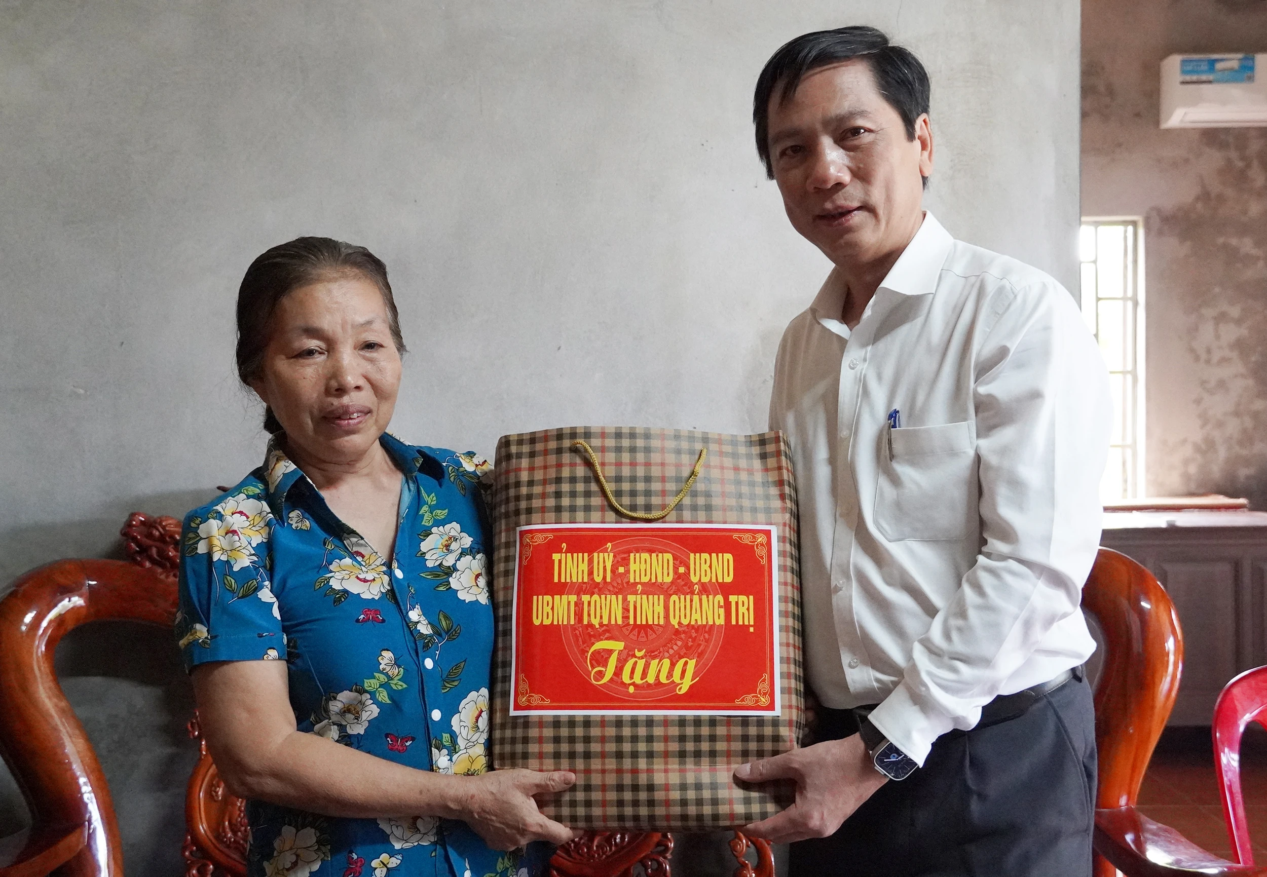 Phó Chủ tịch Thường trực UBND tỉnh thăm, tặng quà gia đình chính sách