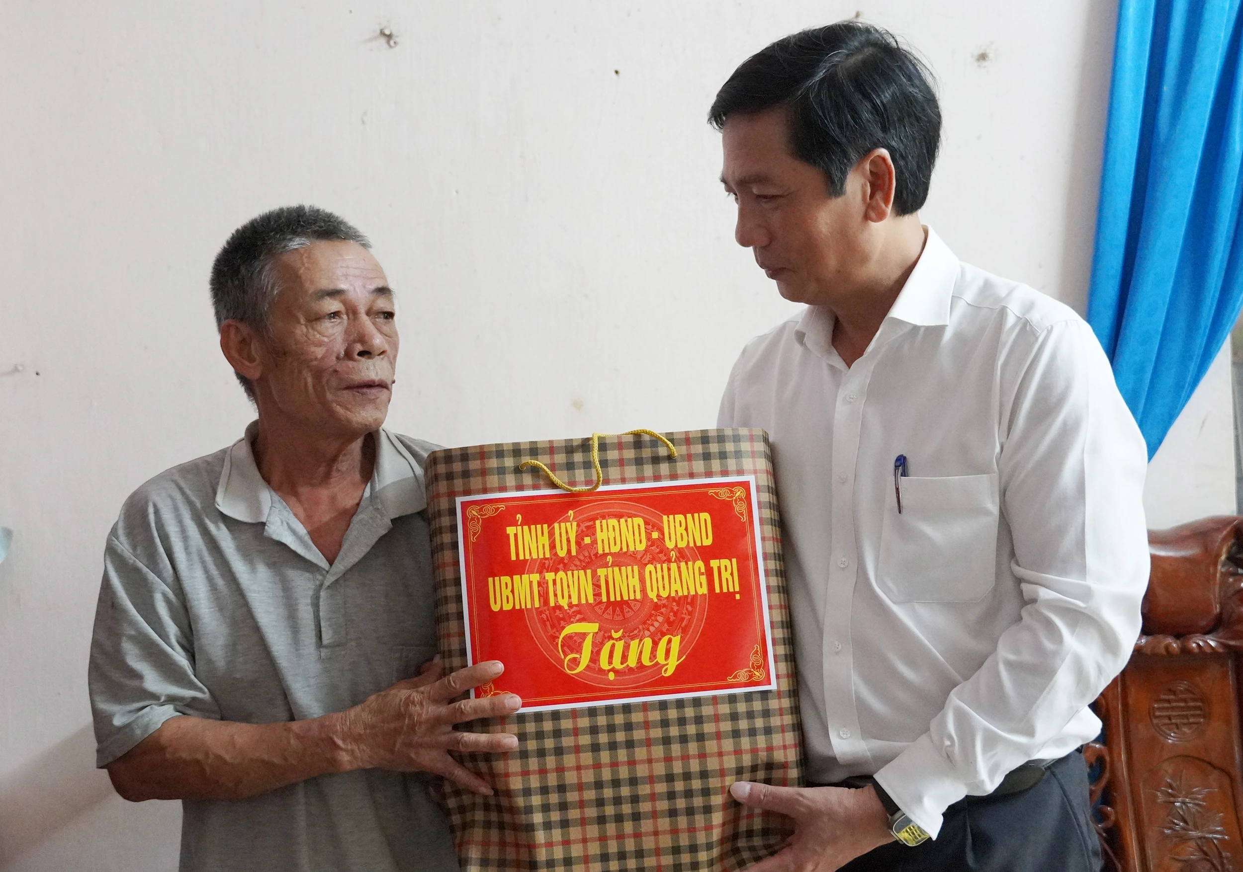Phó Chủ tịch Thường trực UBND tỉnh thăm, tặng quà gia đình chính sách