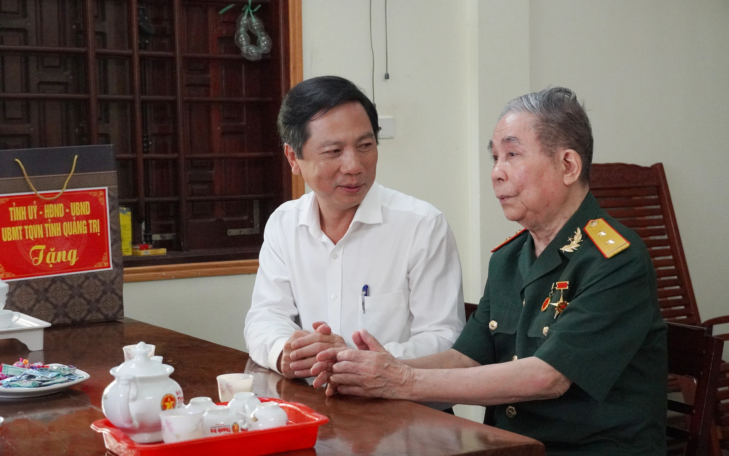 Phó Chủ tịch Thường trực UBND tỉnh thăm, tặng quà gia đình chính sách