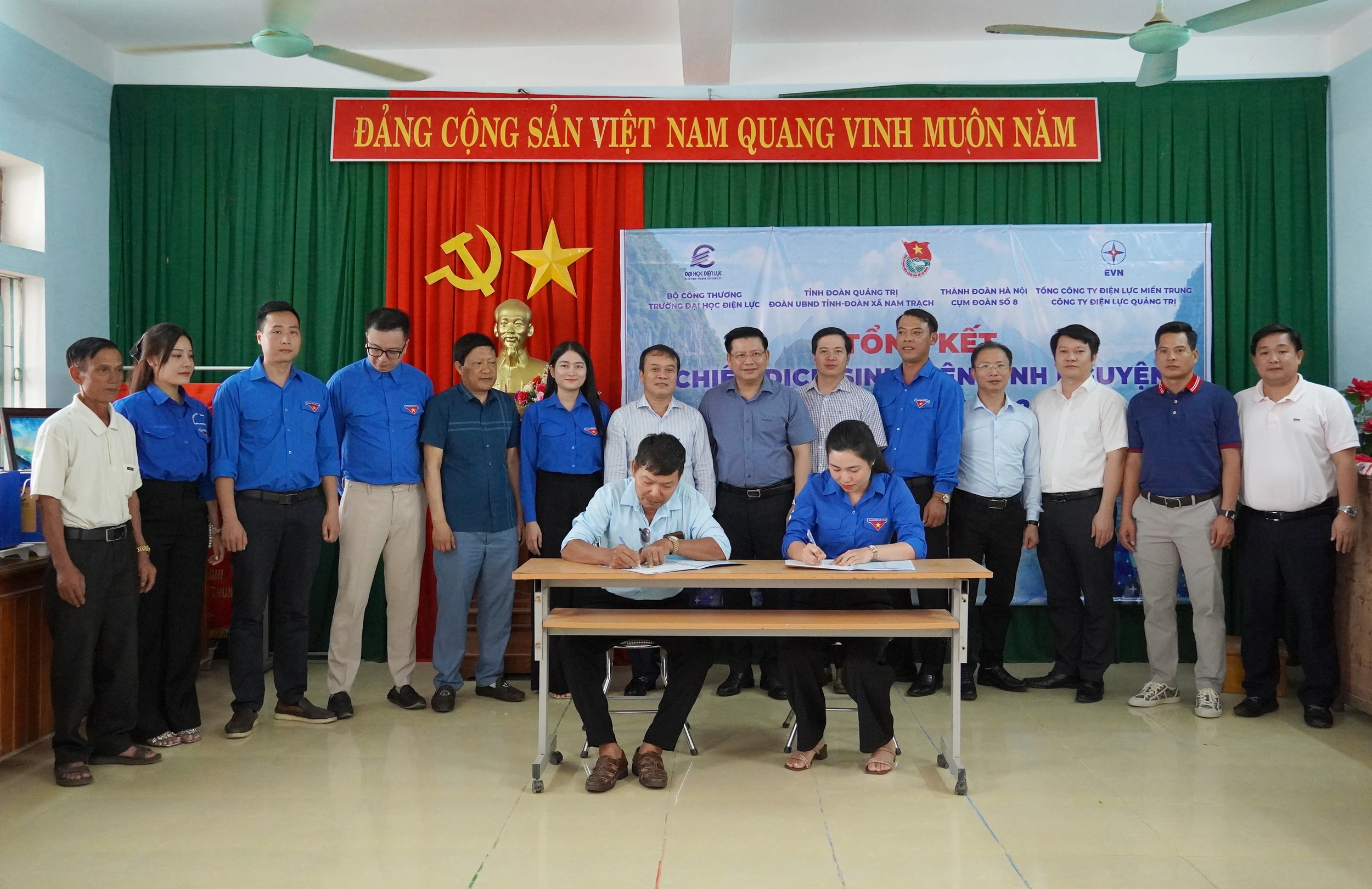 Bàn giao công trình thanh niên “Thắp sáng đường quê” tại xã Nam Trạch