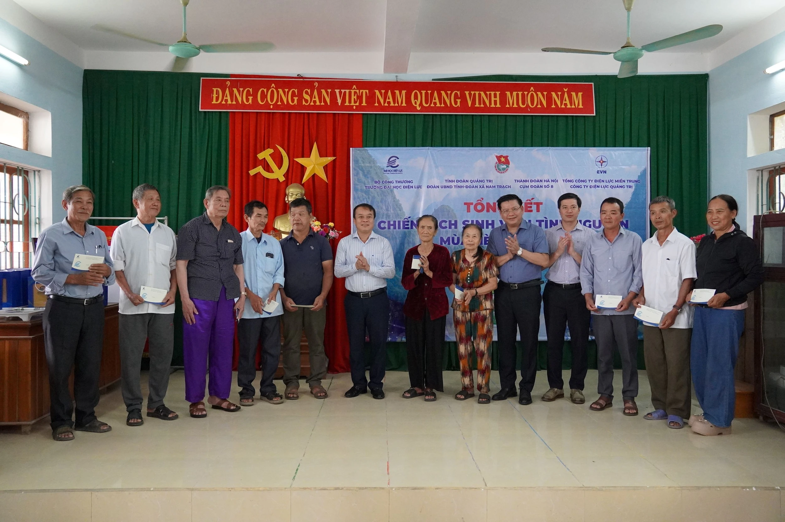 Bàn giao công trình thanh niên “Thắp sáng đường quê” tại xã Nam Trạch
