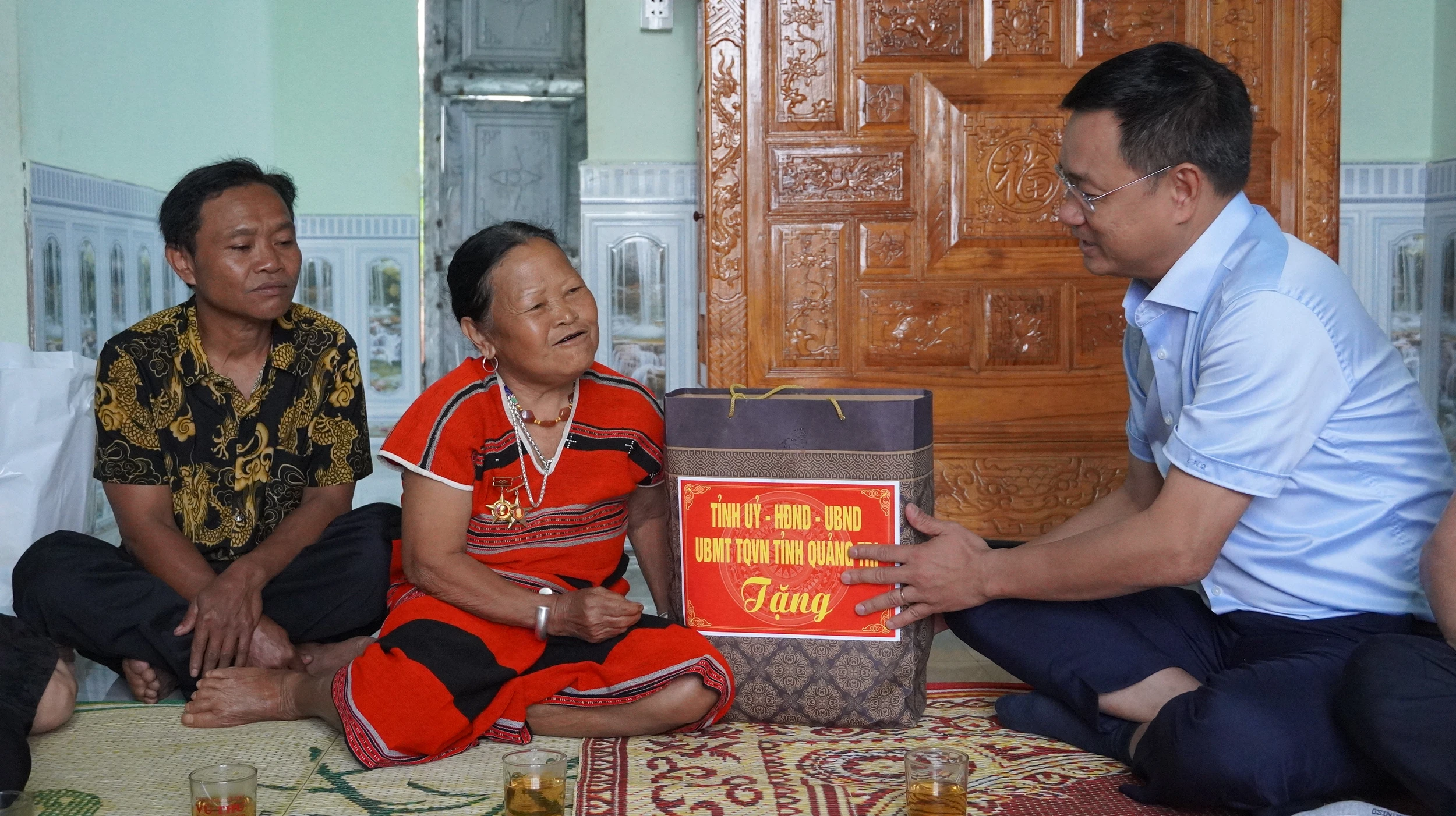 Bí thư Tỉnh ủy Lê Ngọc Quang thăm và tặng quà gia đình chính sách