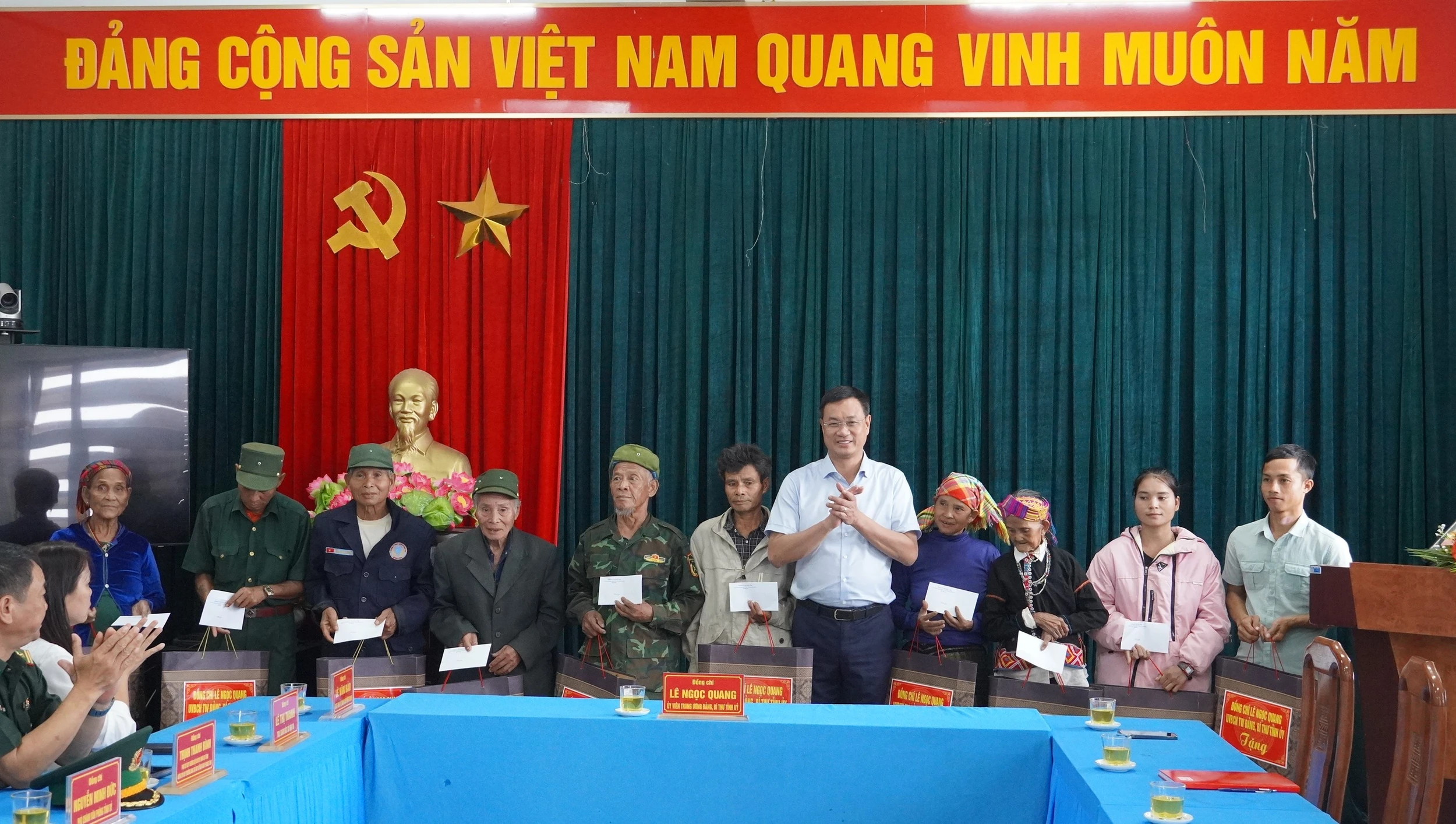 Bí thư Tỉnh ủy Lê Ngọc Quang thăm và tặng quà gia đình chính sách