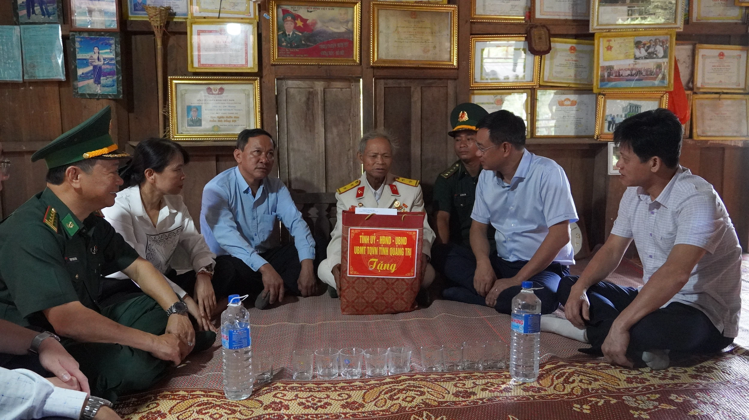 Bí thư Tỉnh ủy Lê Ngọc Quang thăm và tặng quà gia đình chính sách