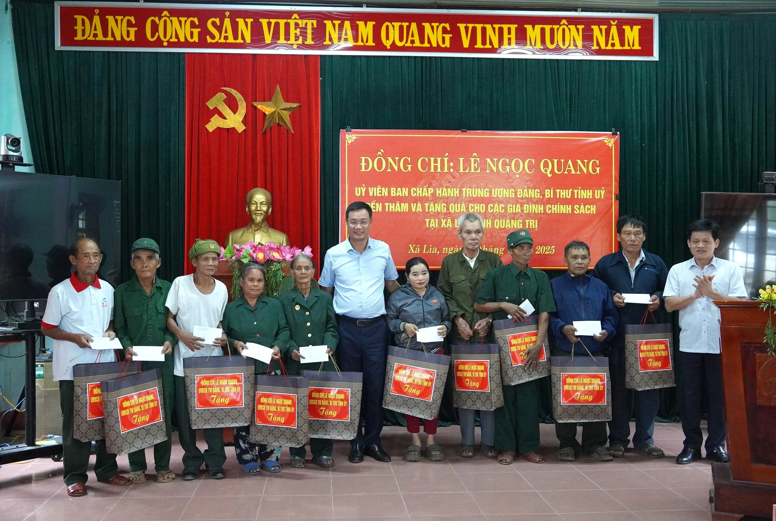 Bí thư Tỉnh ủy Lê Ngọc Quang thăm và tặng quà gia đình chính sách