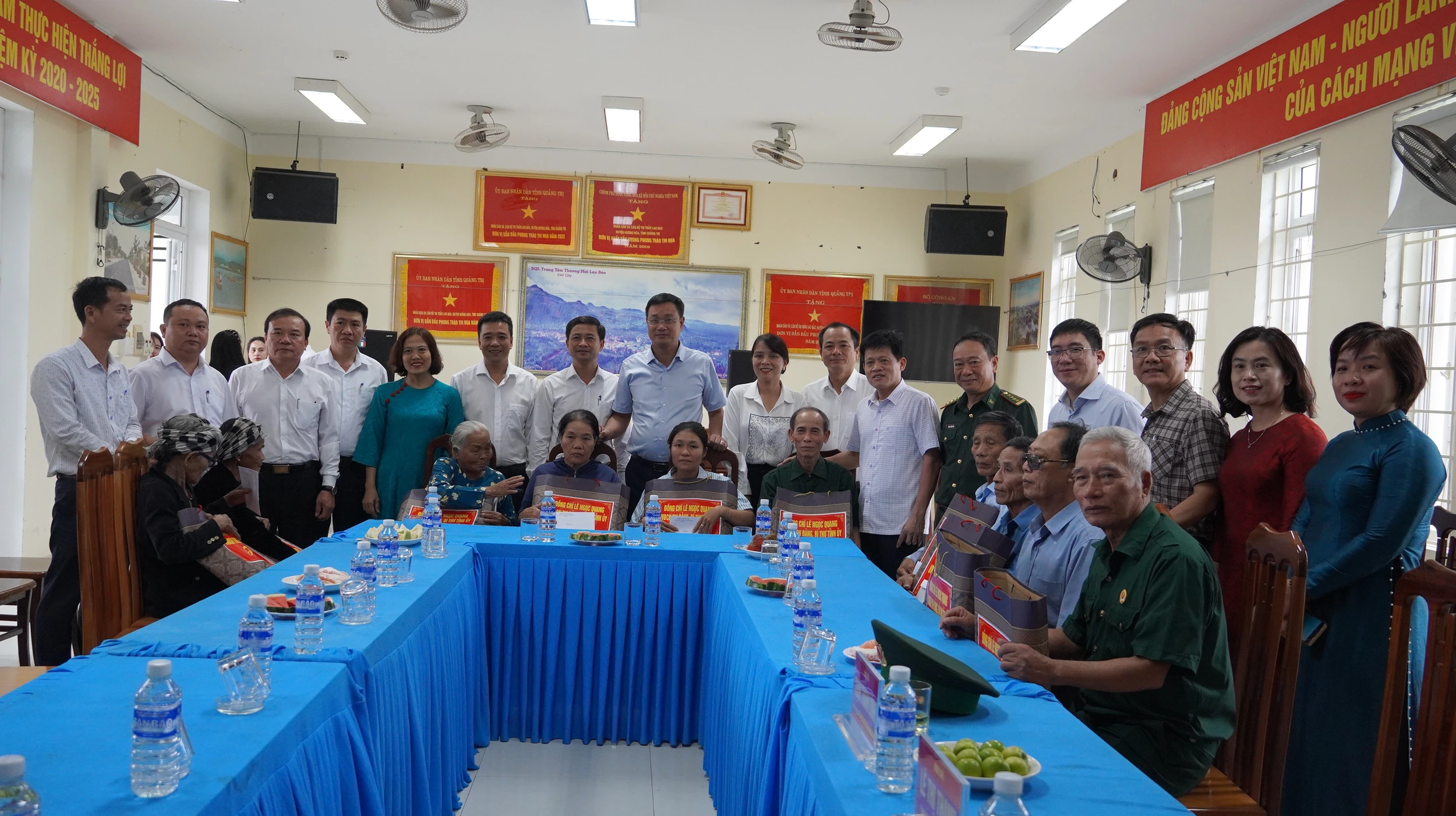 Bí thư Tỉnh ủy Lê Ngọc Quang thăm và tặng quà gia đình chính sách
