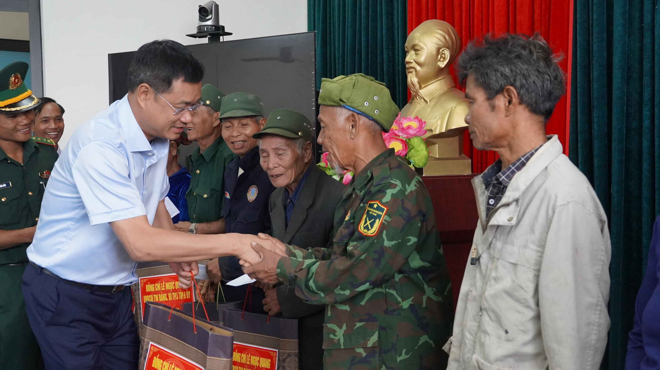Bí thư Tỉnh ủy Lê Ngọc Quang thăm và tặng quà gia đình chính sách